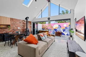 Stylish 3-Bedroom House with Courtyard Hot Tub